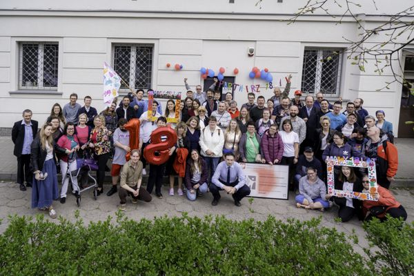 Uczestnicy obchodów 18-lecia Ośrodka Wsparcia Osób z Niepełnosprawnościami PARTNERZY – zdjęcie grupowe